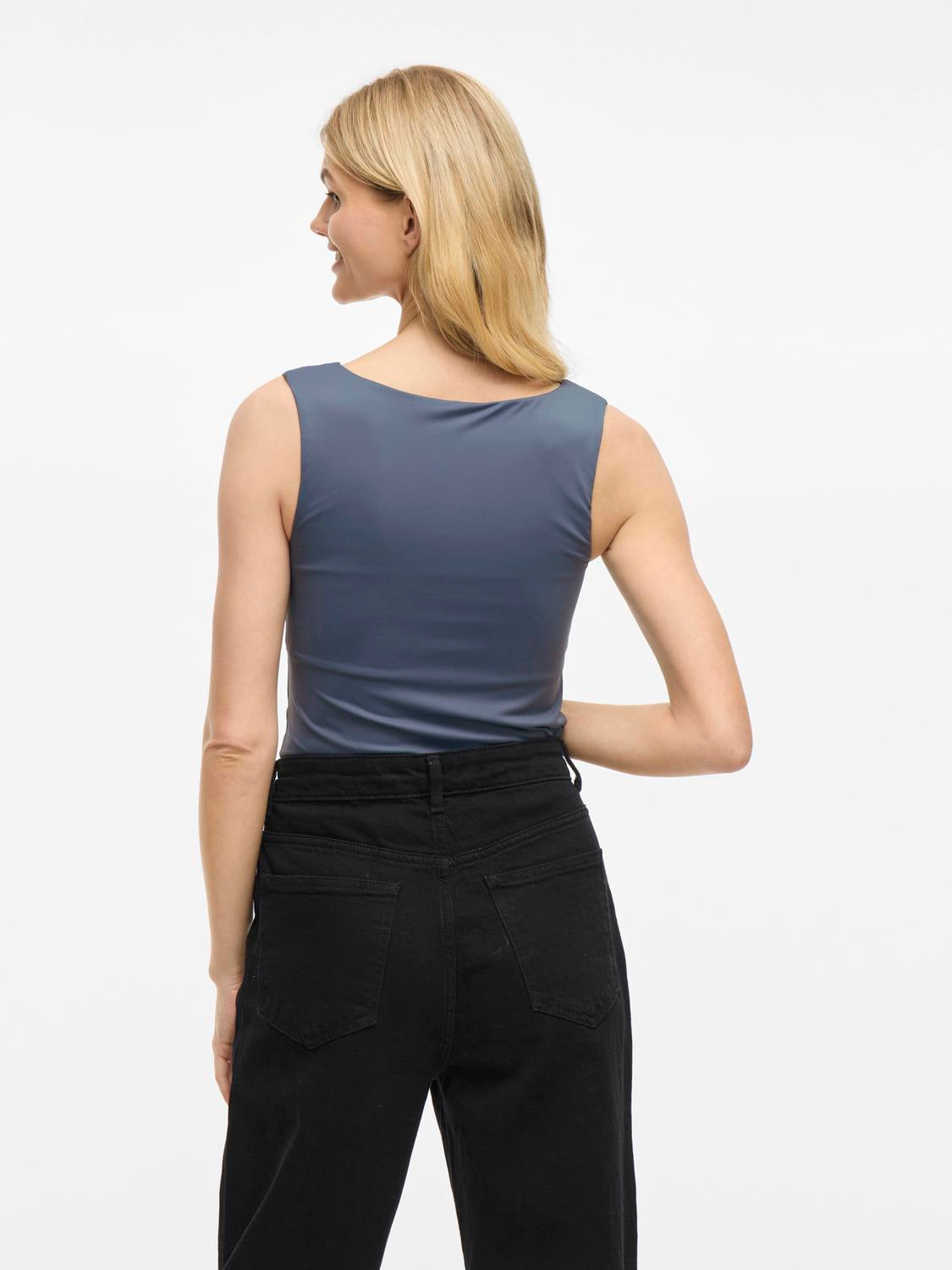 model_shot-back
